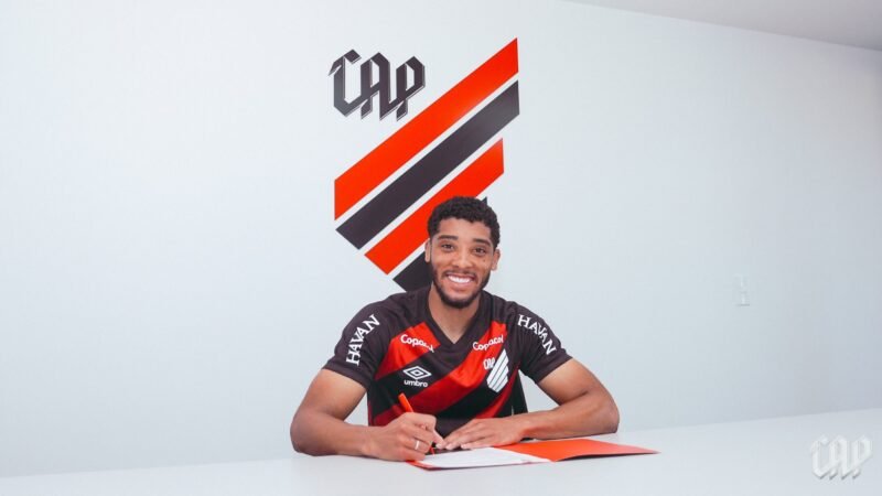 Athletico renova contrato com o volante Riquelme; veja detalhes