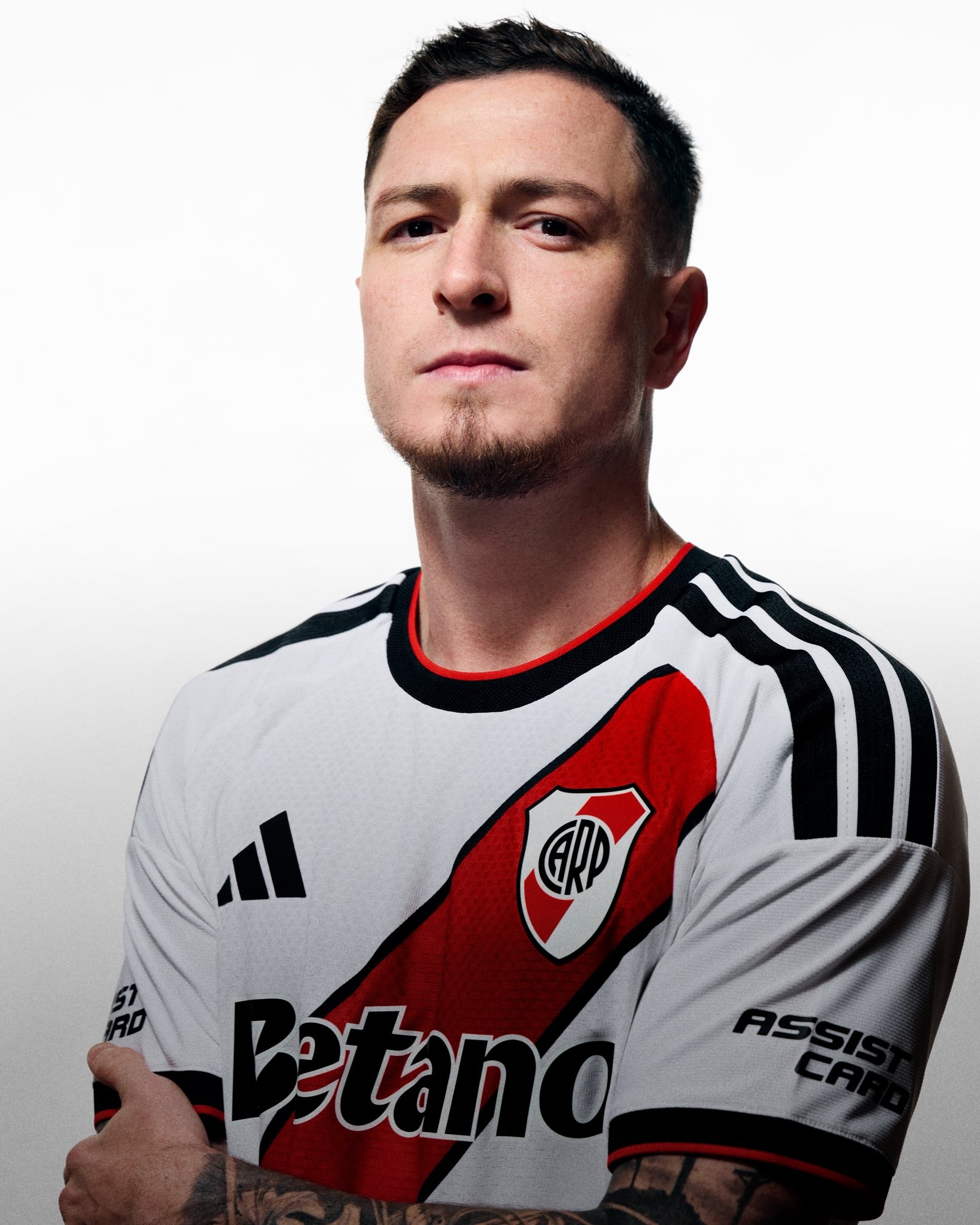 River Plate lança uniforme com detalhe inédito inspirado em antigo escudo; veja