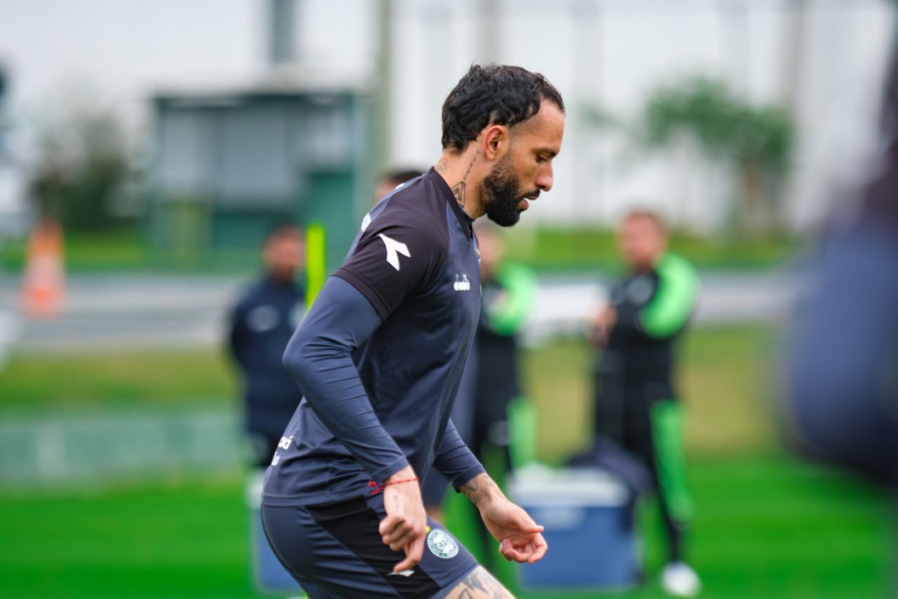 Coritiba: Rodrigo Rodrigues volta a ser relacionado após oito meses