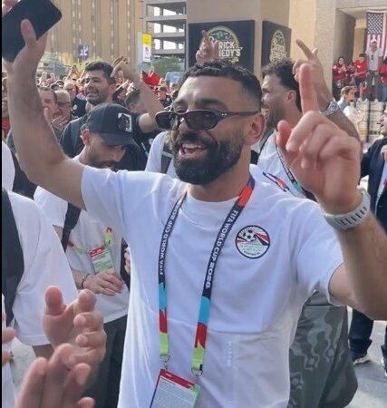 Salah canta e dança com colegas de seleção para comemorar classificação do Egito