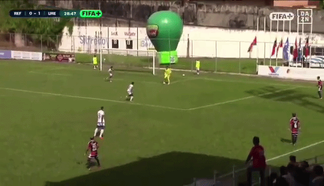 Inacreditável: goleiro tenta sair jogando e protagoniza gol contra bizarro; veja vídeo