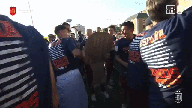 Presente inusitado faz Luis de la Fuente cair na risada na festa da Espanha; veja