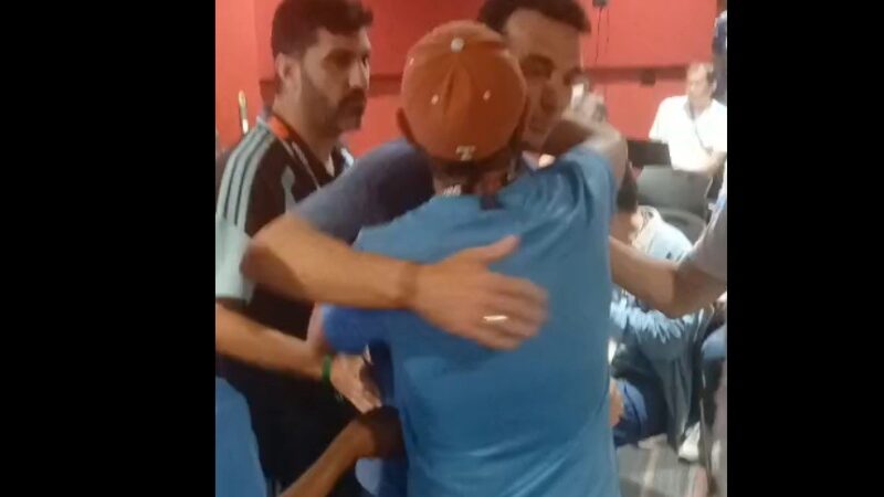 Jornalistas argentinos fazem fila para abraçar Scaloni depois de vaga na final; veja