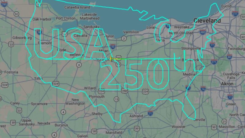 Piloto desenha homenagem aos EUA no céu com rota do avião