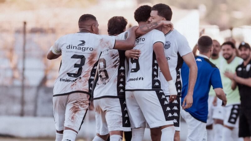 Técnico explica Paulo Victor como centroavante e exalta resposta do Comercial após intervalo