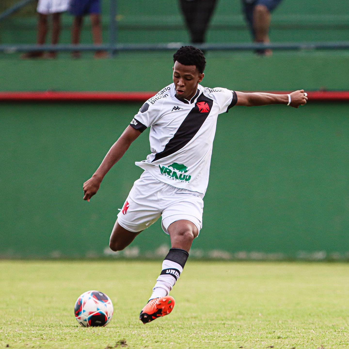 Campeão na base do Vasco, Ykaro Toledo assina na última divisão de Minas