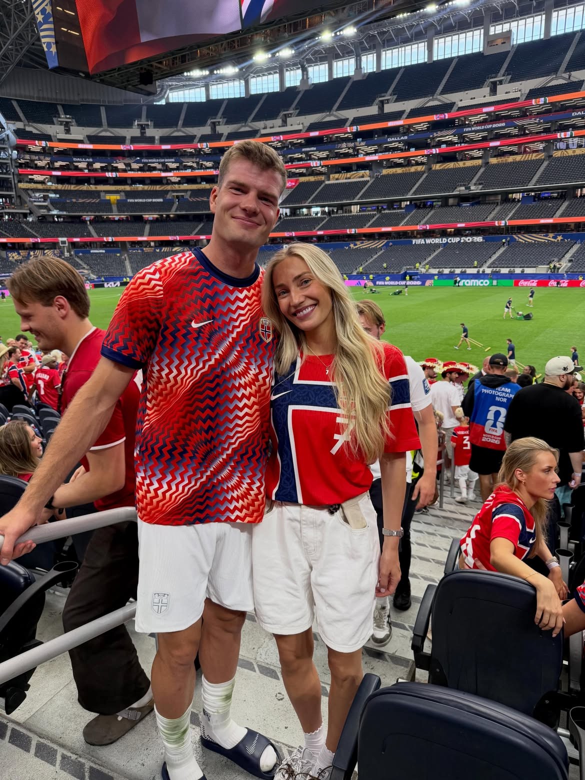 Esposa de Sorloth expõe mensagens de ódio recebidas após eliminação da Noruega na Copa