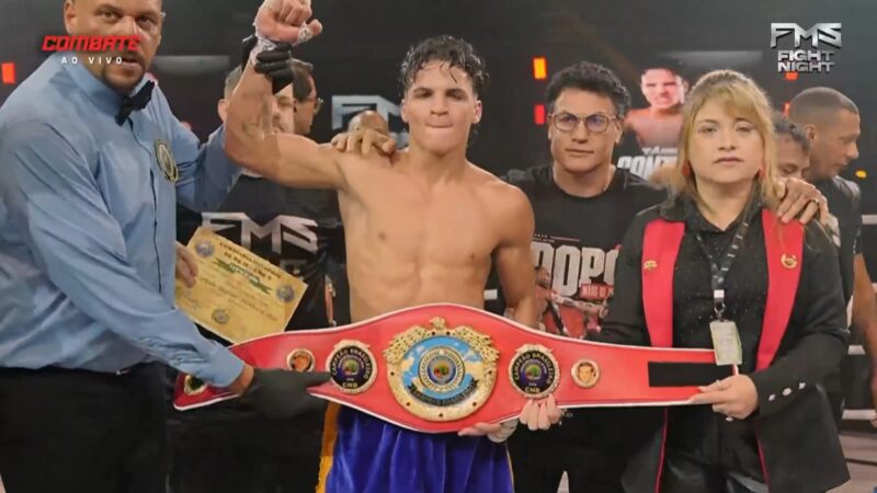Tarsis Santana vence Eduardo da Cruz e recebe cinturão brasileiro de boxe das mãos de Popó no FMS
