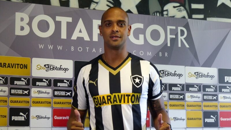 Tássio, ex-atacante do Botafogo, morre em queda de muro durante ventania no Rio de Janeiro