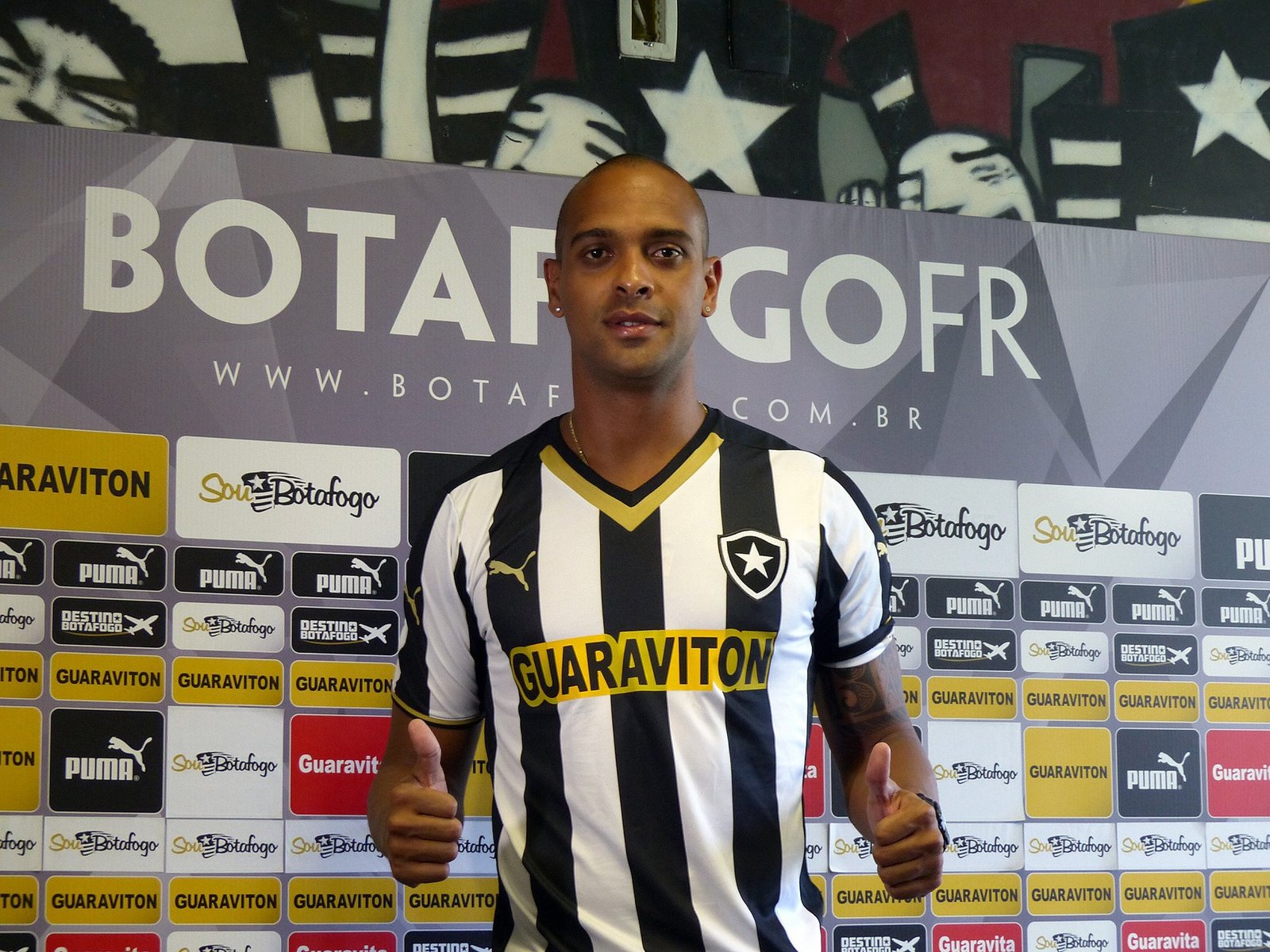 Tássio, ex-atacante do Botafogo, morre em queda de muro durante ventania no Rio de Janeiro