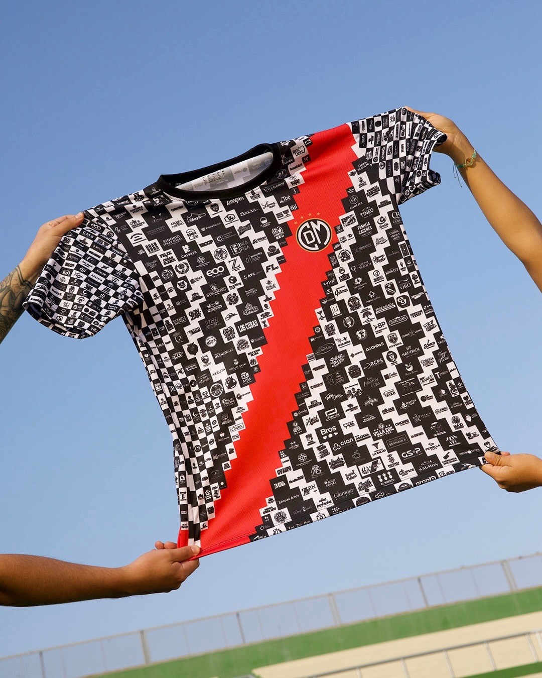 Clube peruano reúne mil patrocinadores na camisa para enfrentar crise financeira