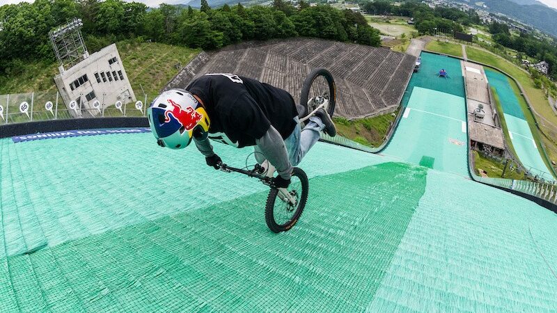 Ciclista quebra recorde mundial ao descer rampa de costas em uma roda só