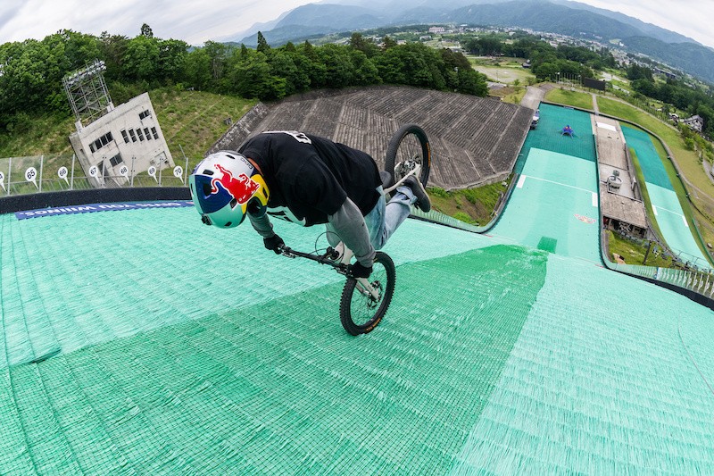 Ciclista quebra recorde mundial ao descer rampa de costas em uma roda só