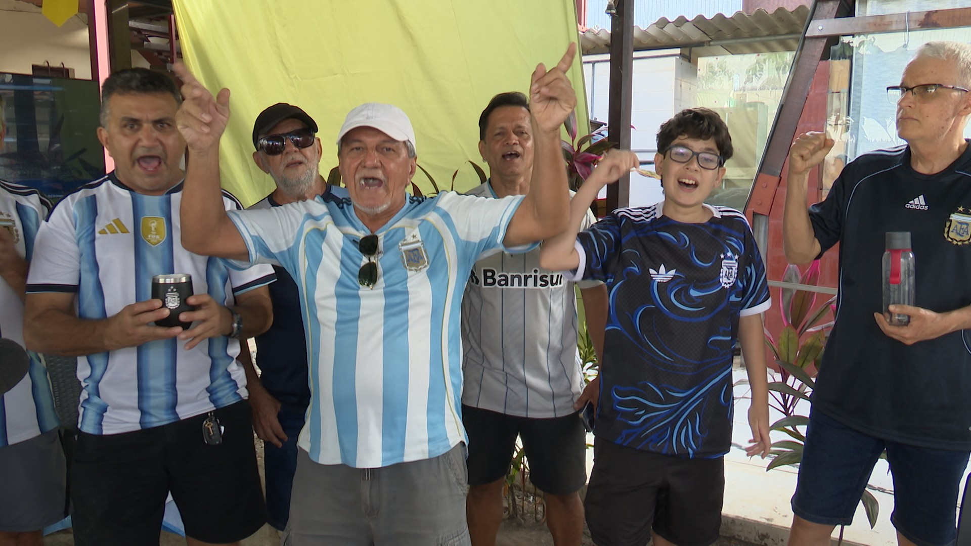 Brasileiros se reúnem para torcer pela Argentina na Copa do Mundo e vibram com virada contra o Egito