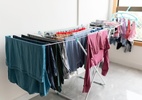 Como secar roupas mais rápido dentro de casa sem ficar com cheiro de mofo