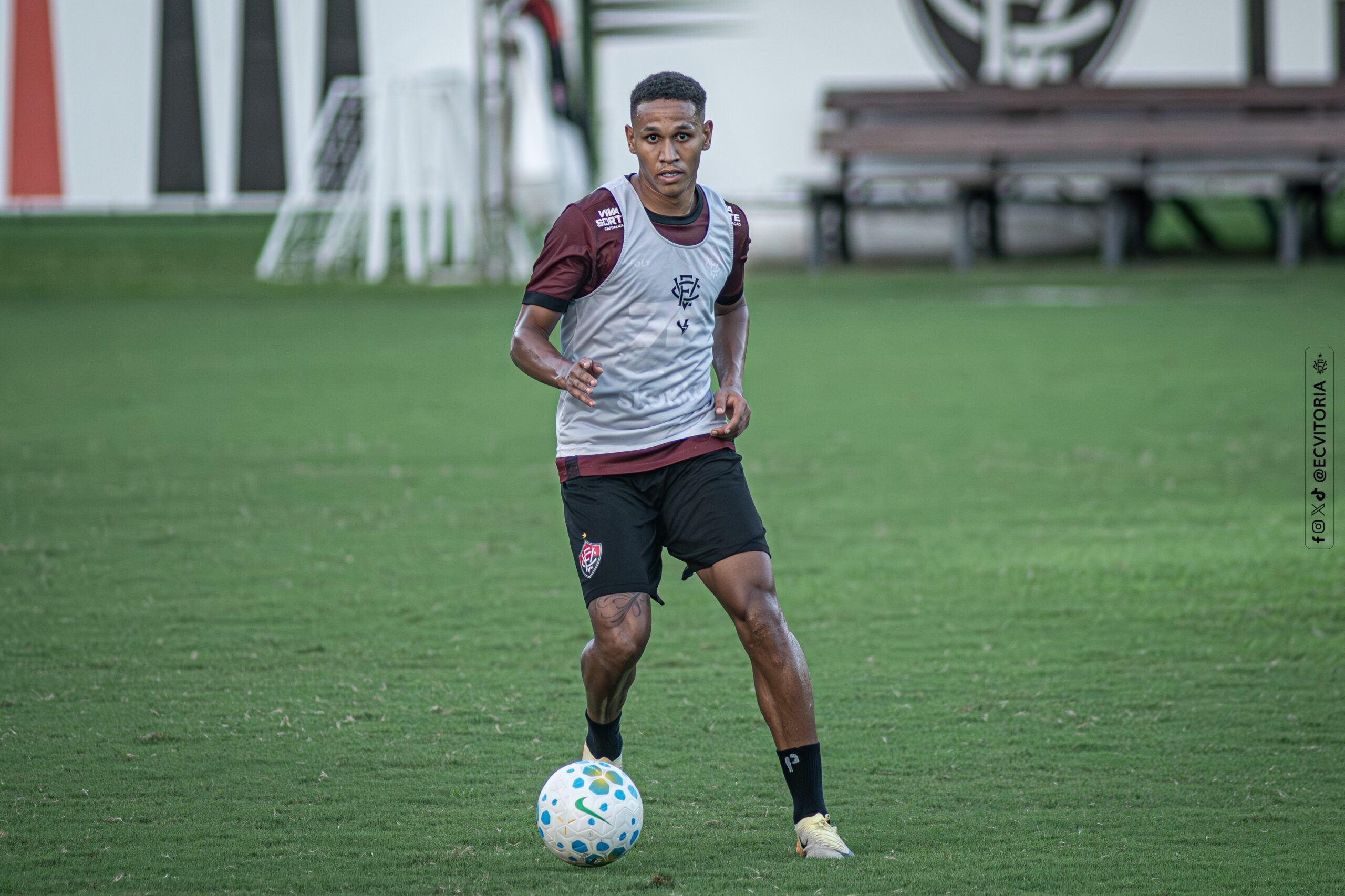 Vitória anuncia empréstimo de Zé Breno para clube português