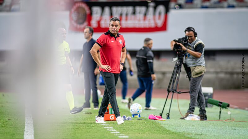 Jair Ventura diz que o Vitória não foi efetivo e defende Lucas Arcanjo: “era Seleção há três dias”