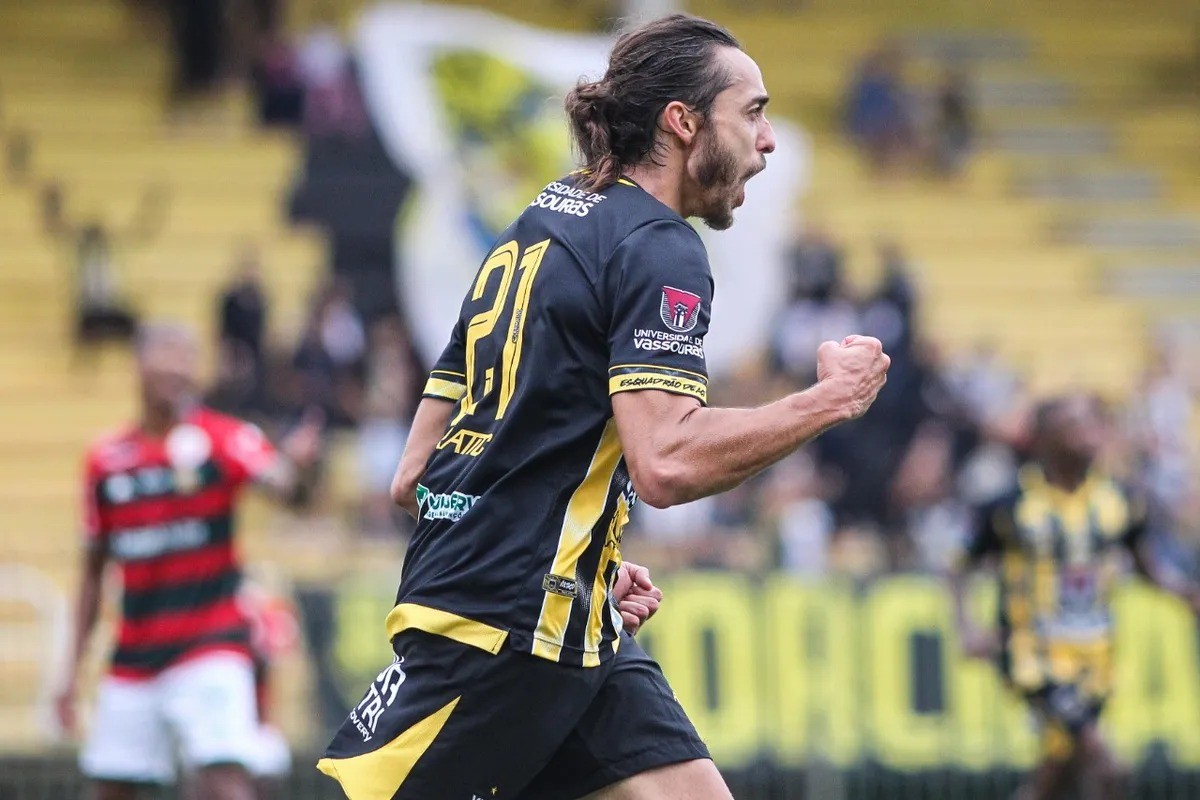 Meia Henrique Silva assina novo contrato com o Volta Redonda