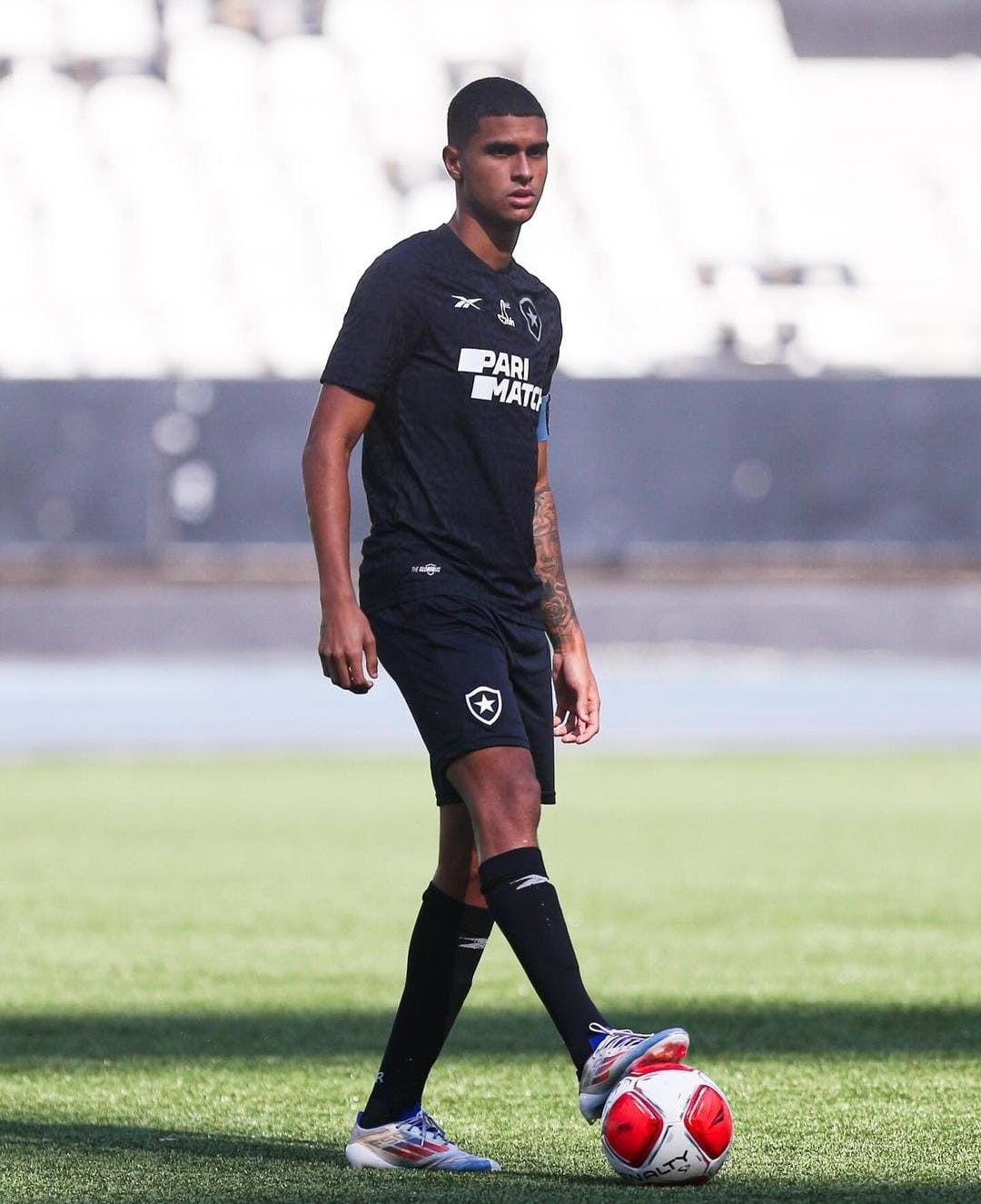 Acordo do Botafogo por Gabriel Batista deve envolver ida de atleta da base ao Santa Clara