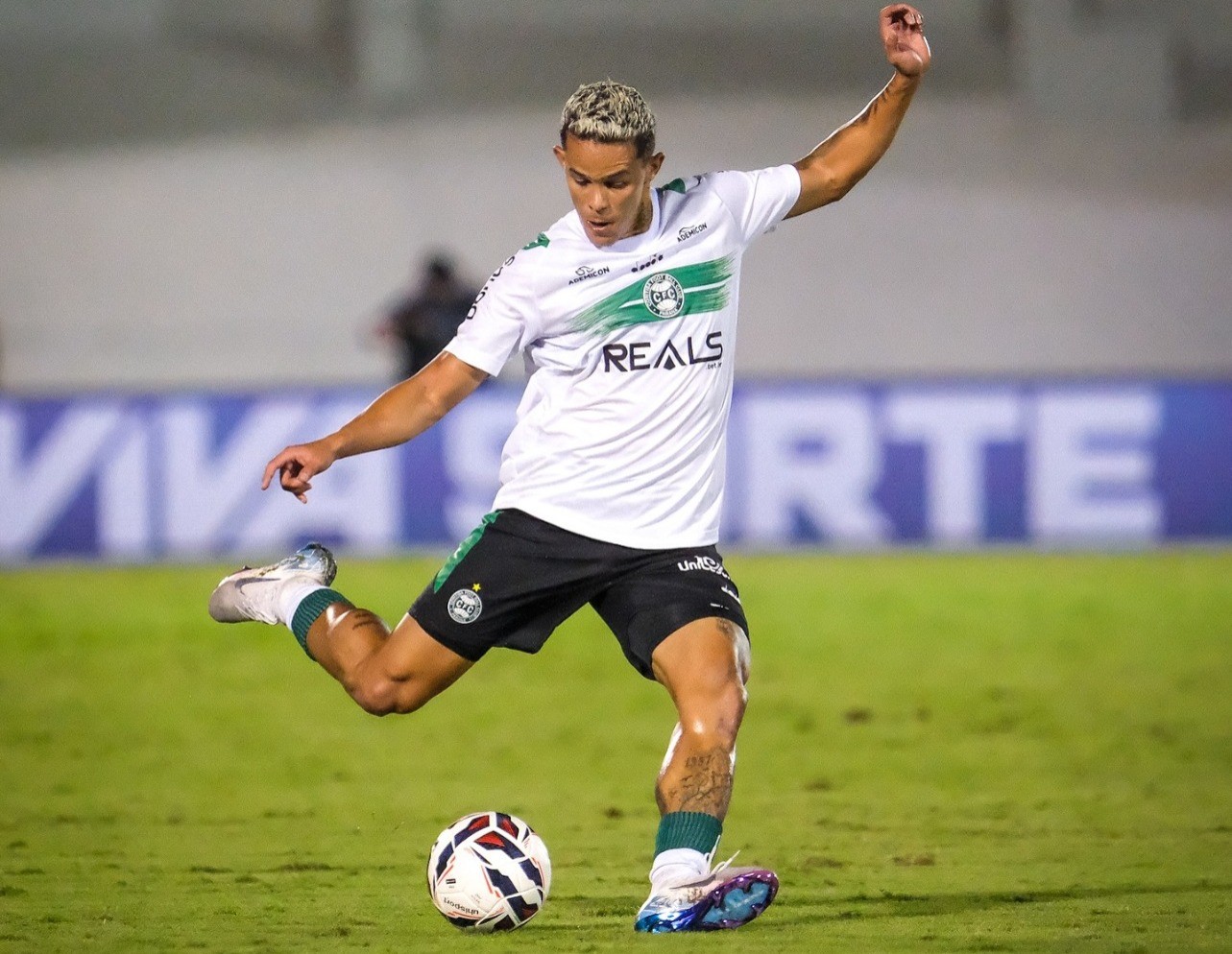 Mirassol acerta contratação do volante Wallisson, ex-Coritiba