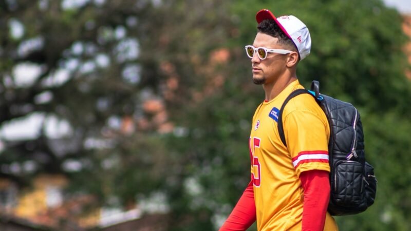 Patrick Mahomes é liberado para treinar sete meses após lesionar joelho