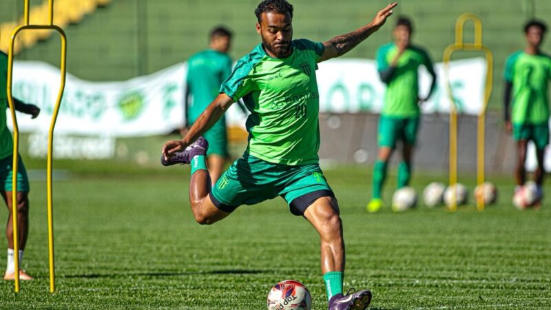 CRB encaminha a contratação do meia Estevão, ex-Internacional