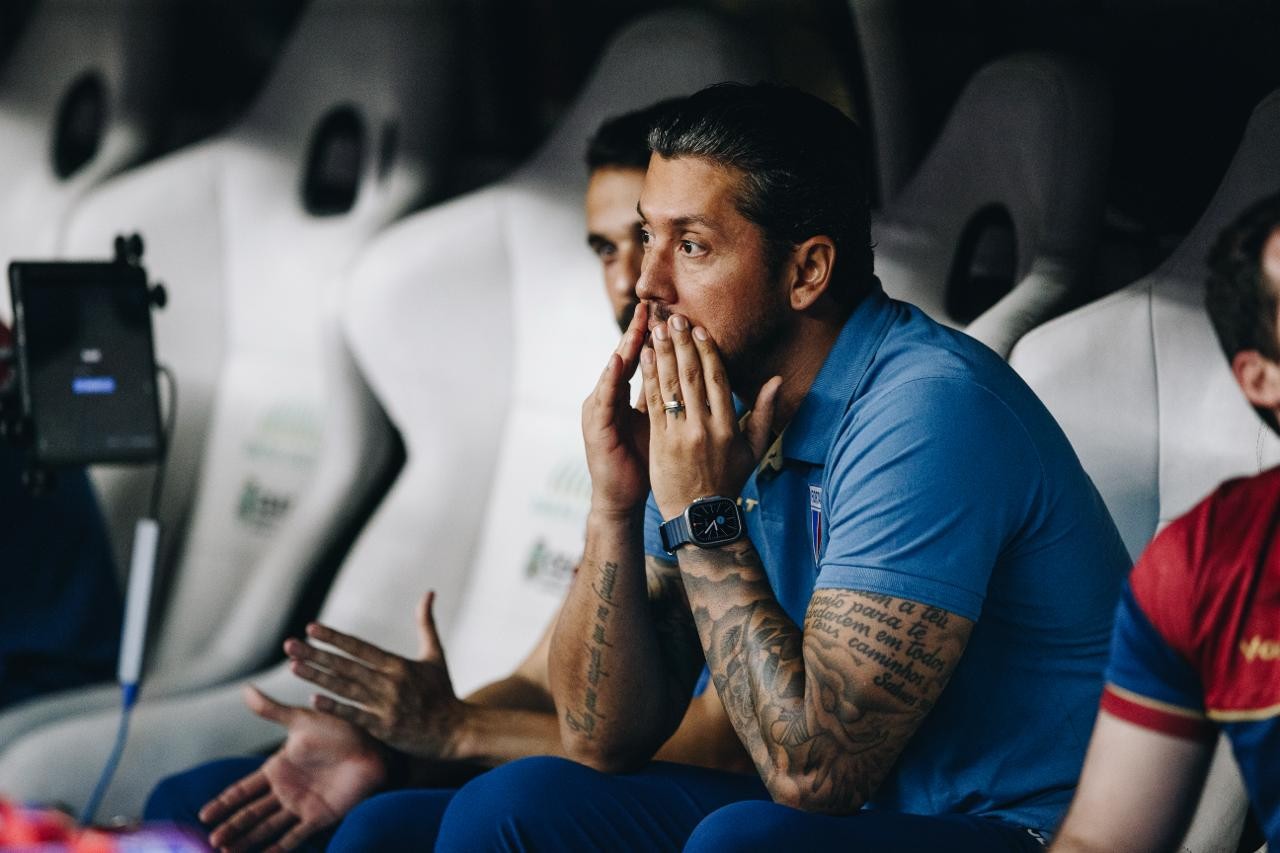 Carpini reconhece falhas do Fortaleza na derrota para o Atlético-GO com um jogador a mais