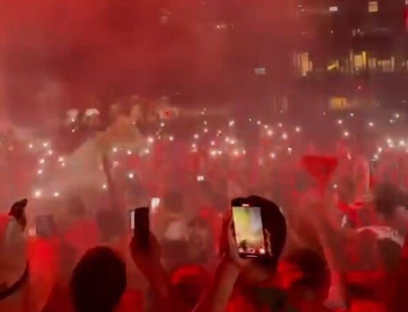 Torcida de Marrocos faz festa com foguetório em Houston antes de duelo contra o Canadá