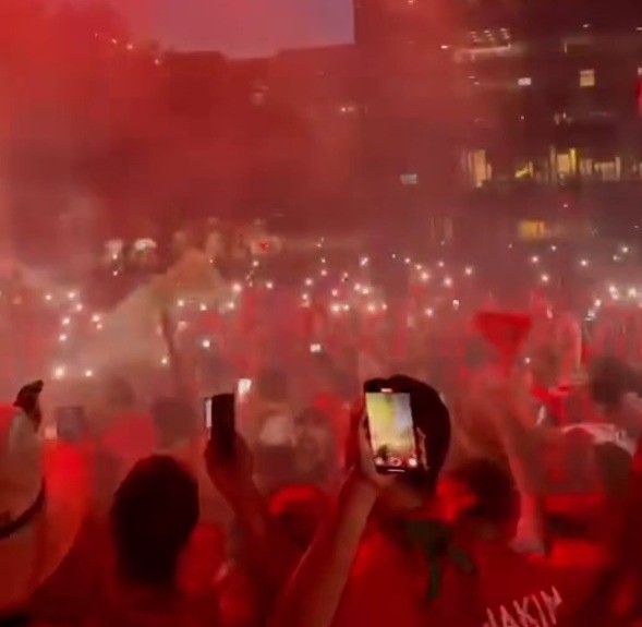 Torcida de Marrocos faz festa com foguetório em Houston antes de duelo contra o Canadá