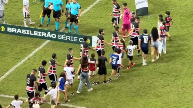 Entenda por que o Santa Cruz entrou em campo de mãos dadas contra o Ituano
