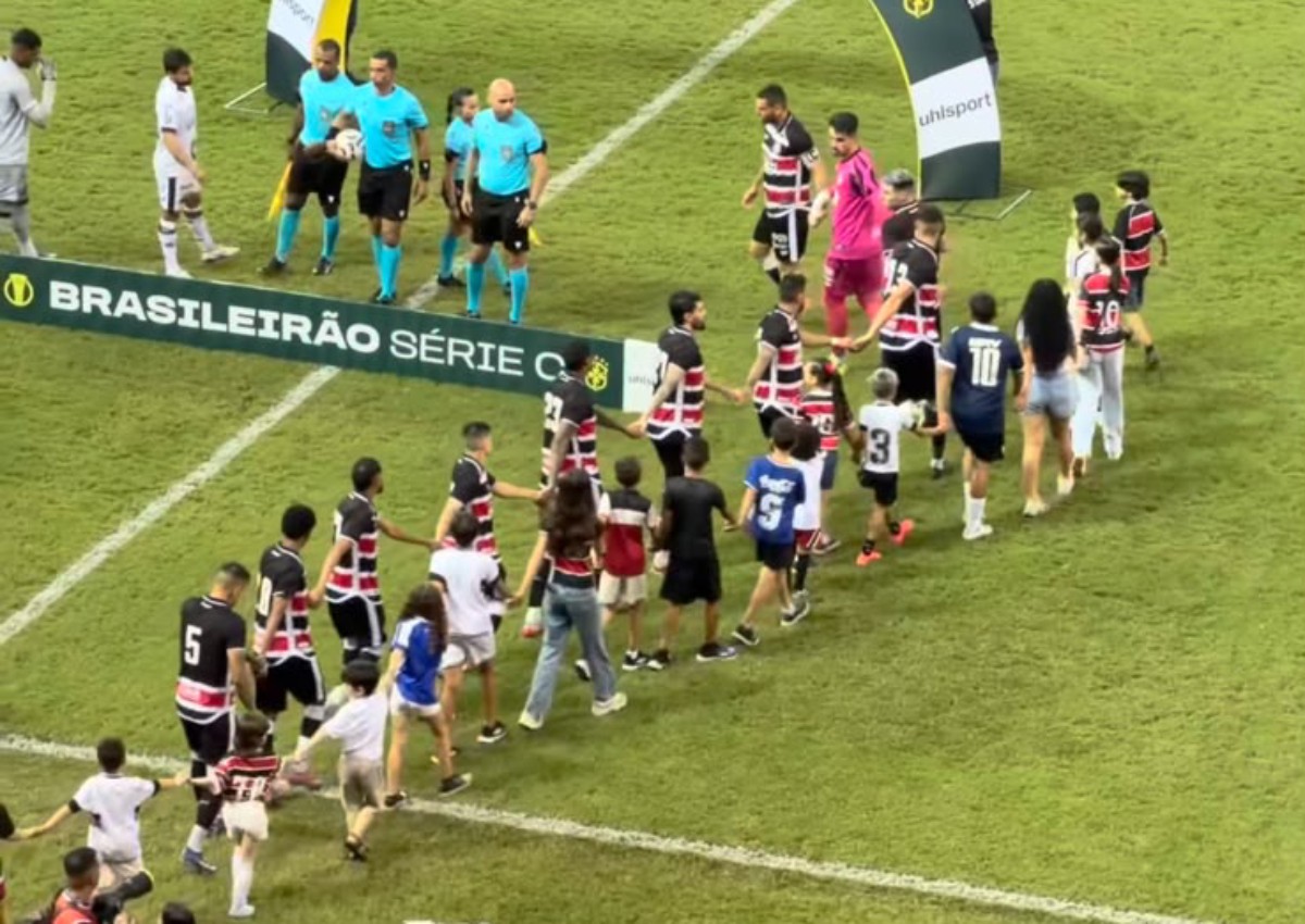 Entenda por que o Santa Cruz entrou em campo de mãos dadas contra o Ituano