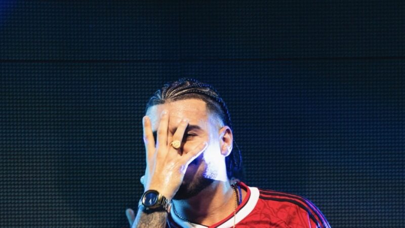 Rapper faz show com novo terceiro uniforme do Flamengo, que ainda não foi lançado; veja foto