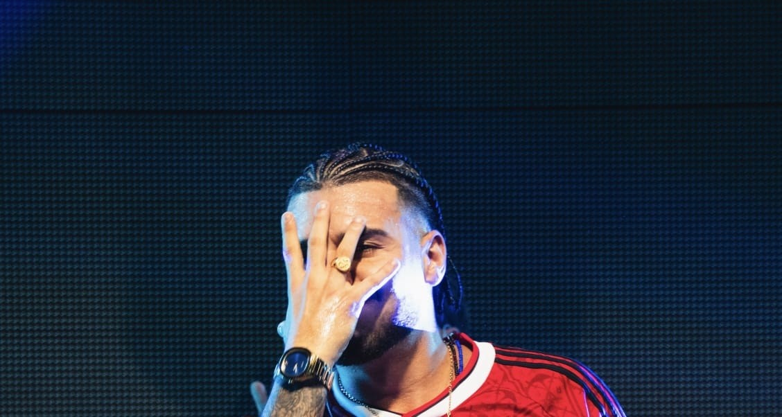 Rapper faz show com novo terceiro uniforme do Flamengo, que ainda não foi lançado; veja foto