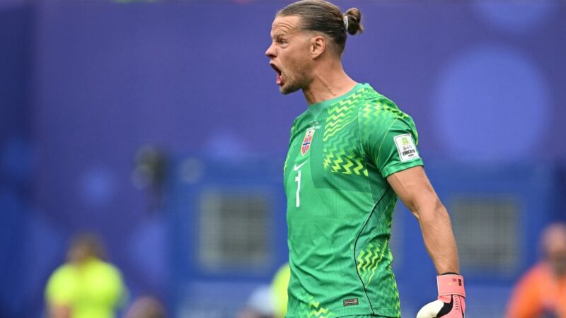 Web vai à loucura com defesas do goleiro da Noruega: “Virou o Neuer”