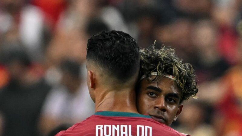 Passagem de bastão? Yamal consola Cristiano Ronaldo após eliminação de Portugal; vídeo