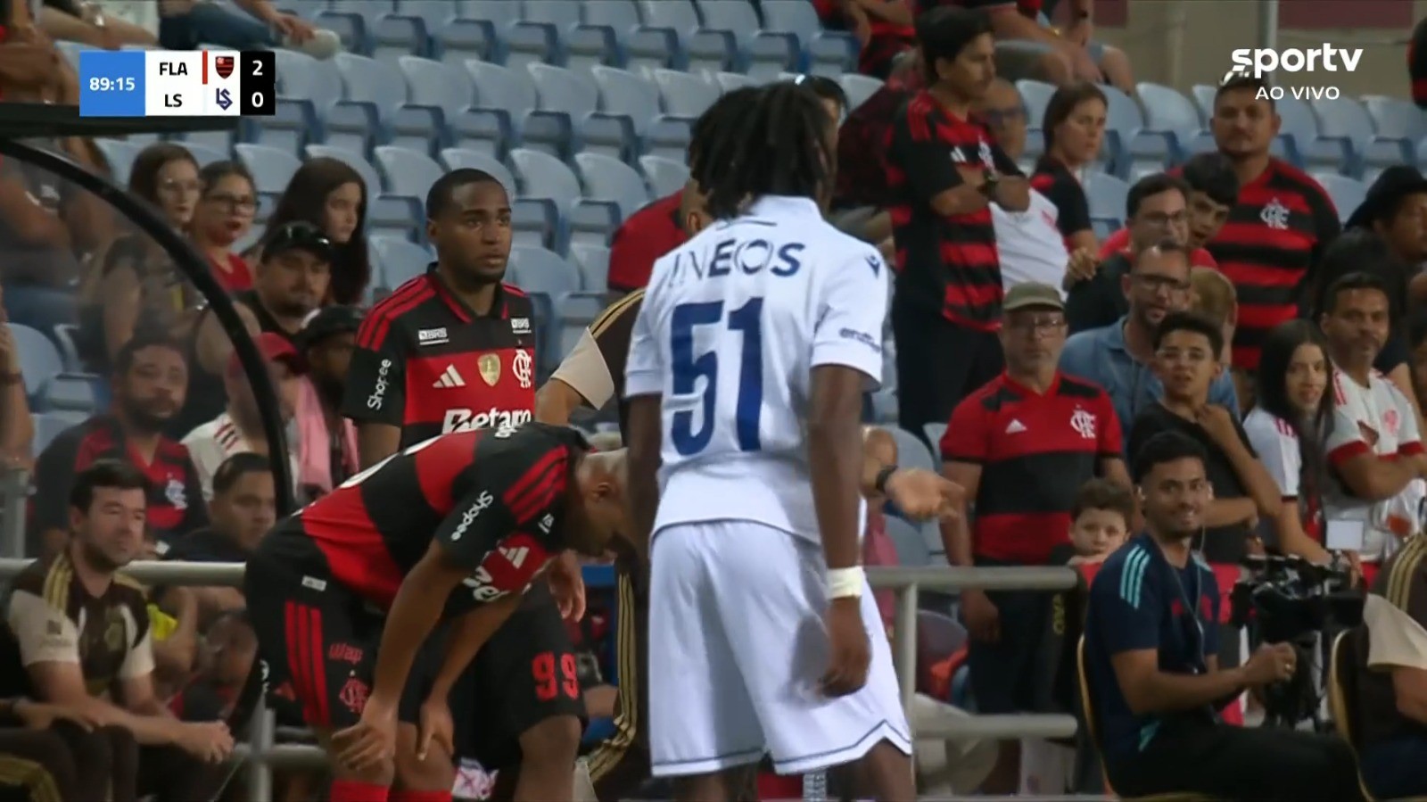 Pode isso, Arnaldo? Lorran entra duas vezes em campo em vitória do Flamengo