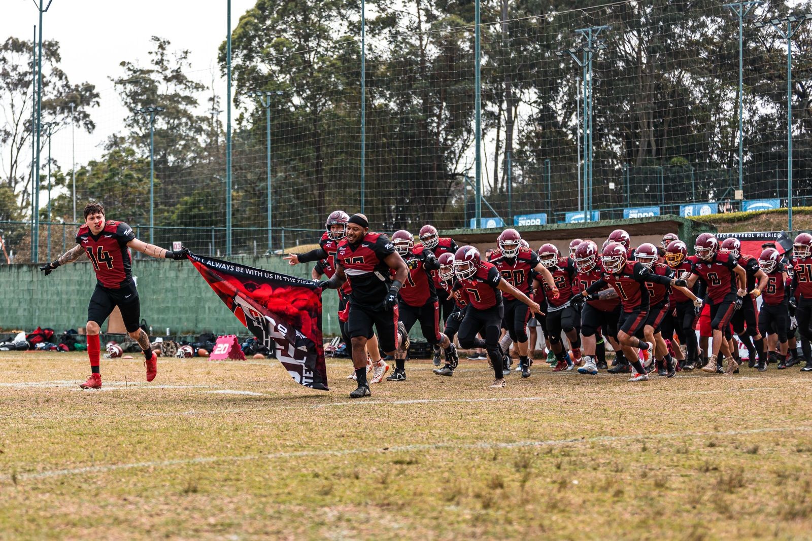 Istepôs estreia na SuperLiga de Futebol Americano contra o Coritiba Crocodiles