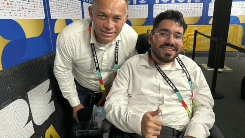 Jornalista em cadeira de rodas brilha na Copa e ganha a atenção de astros: “Há espaço para todos”