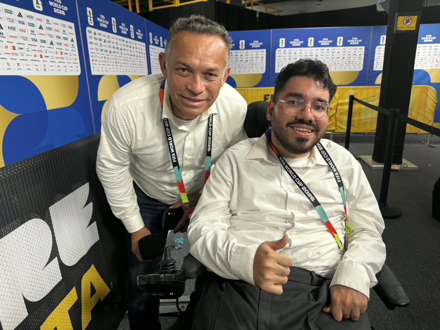Jornalista em cadeira de rodas brilha na Copa e ganha a atenção de astros: “Há espaço para todos”