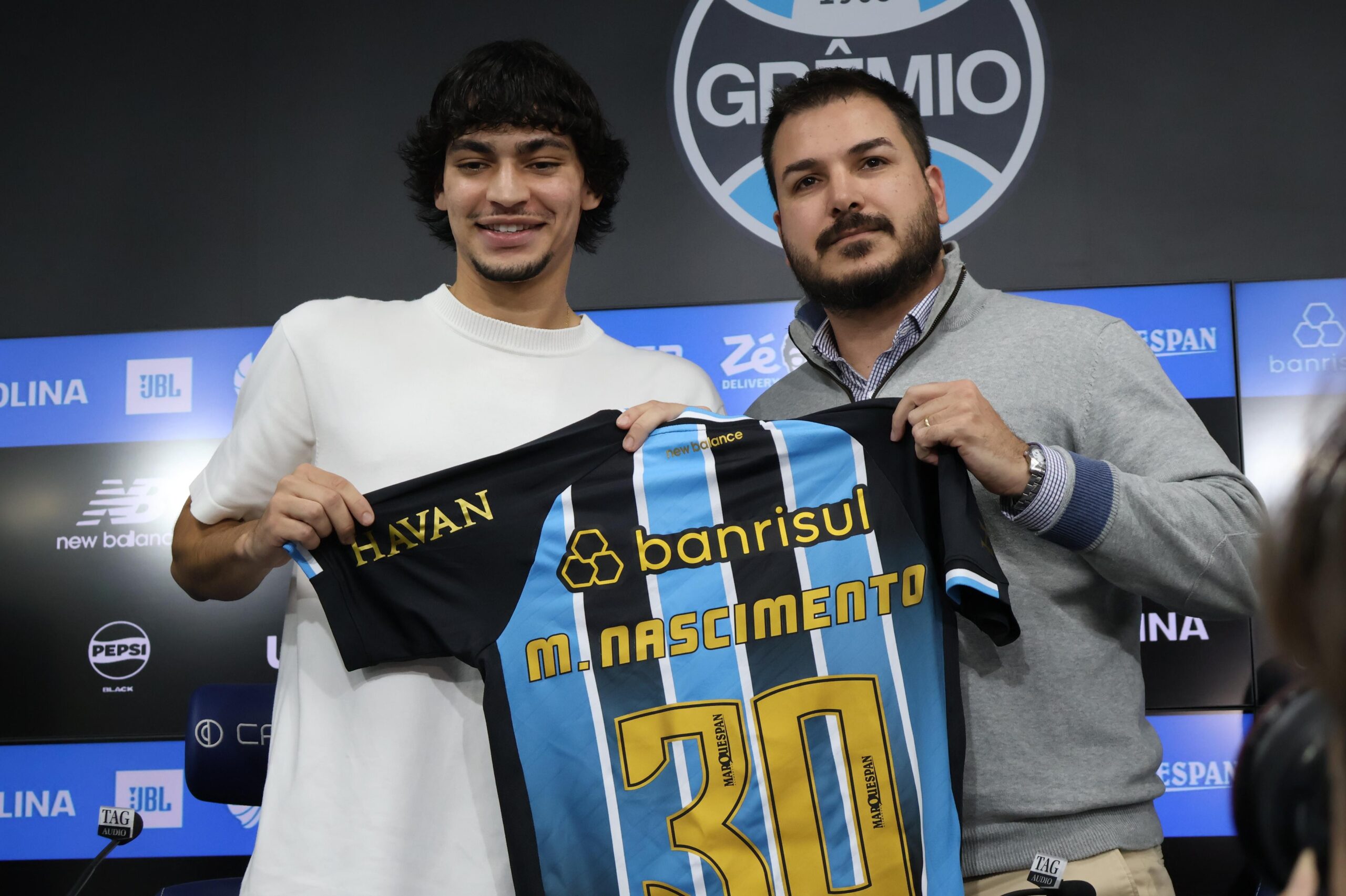 Matheus Nascimento cita peso de Luís Castro em acerto com o Grêmio e lembra elogio de Renato