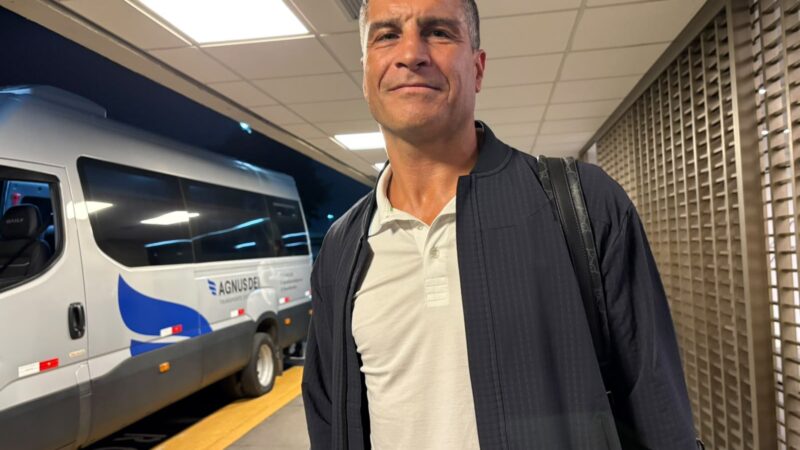 Pedro Emanuel desembarca no Rio para iniciar trabalho no Vasco: “Viemos ajudar a tirar o time da zona”