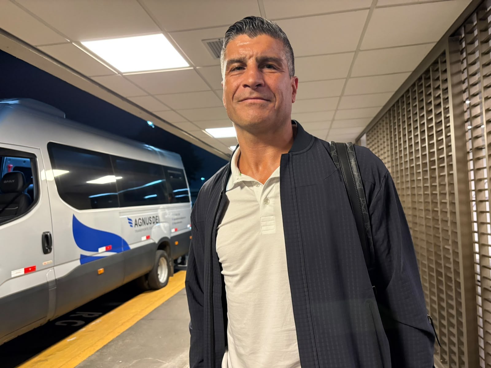 Pedro Emanuel desembarca no Rio para iniciar trabalho no Vasco: “Viemos ajudar a tirar o time da zona”