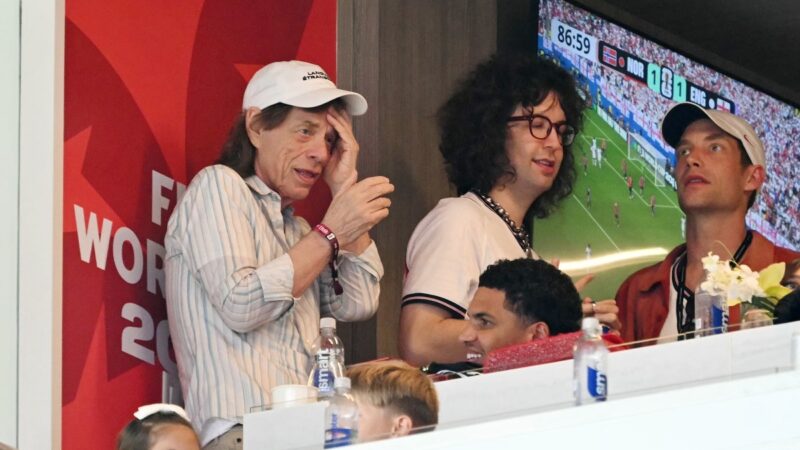 “Deixou de ser pé frio”: web brinca com presença de Mick Jagger na vitória da Inglaterra