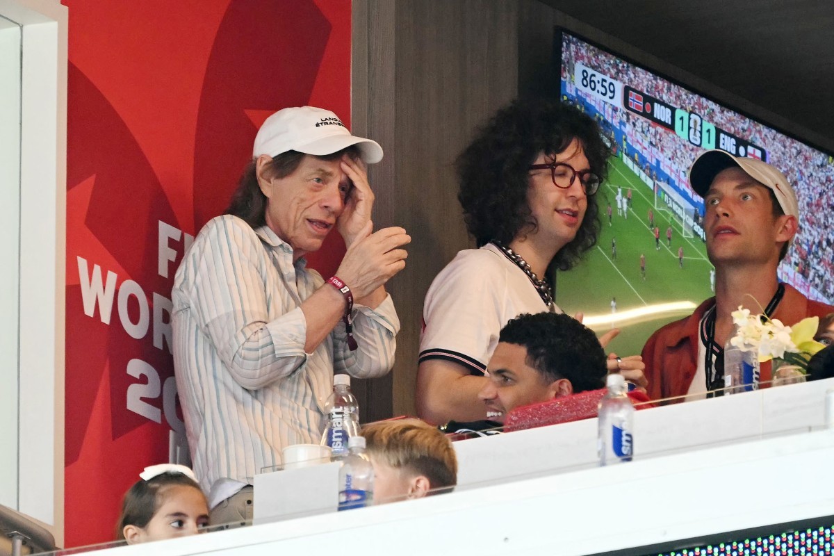 “Deixou de ser pé frio”: web brinca com presença de Mick Jagger na vitória da Inglaterra