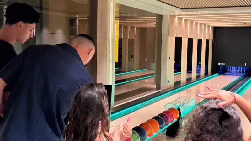 Eliminado da Copa, CR7 aparece jogando boliche com a família