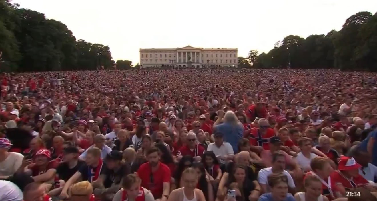 Jogadores da Noruega são recebidos por multidão e fazem “remada coletiva”; veja o vídeo