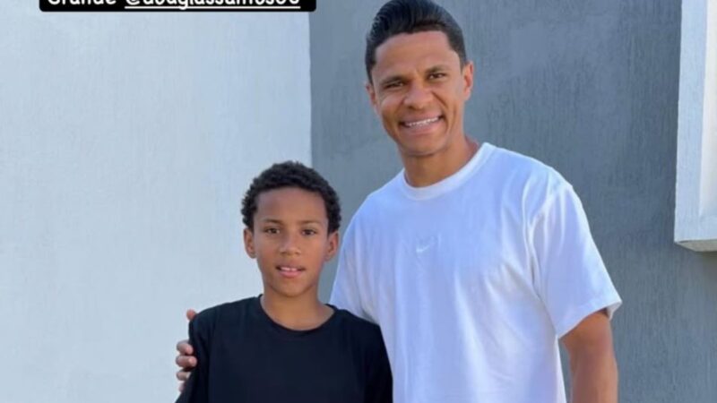 Fenômeno com mais de 200 gols na base do Palmeiras visita Douglas Santos após Copa do Mundo