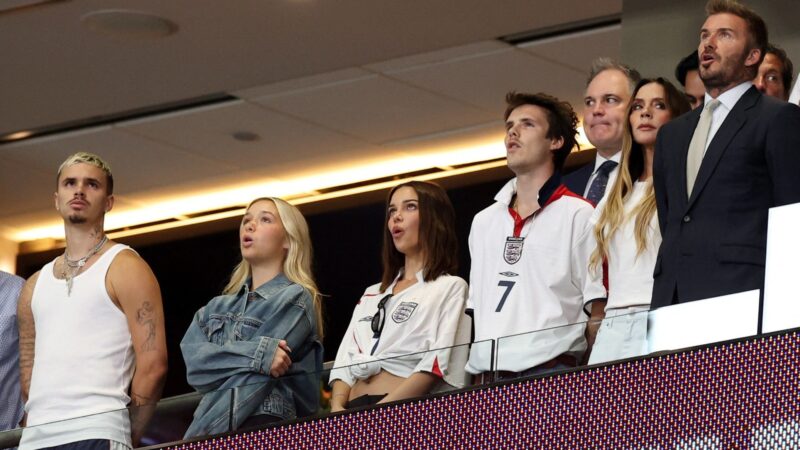 David Beckham e Mick Jagger levam família para assistir Inglaterra x Argentina