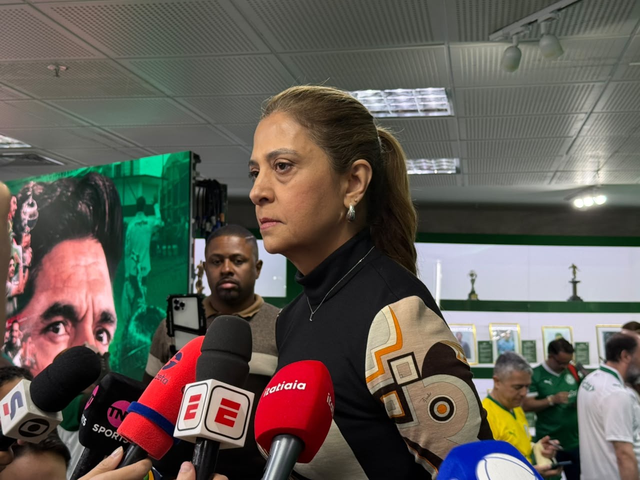 Leila diz que Palmeiras mantém contatos com Botafogo por Danilo: “O interesse continua”