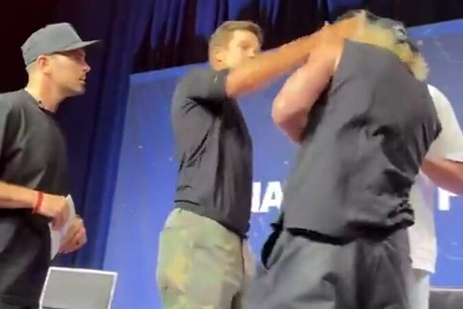 Tom Brady dá tapa no rosto de Logan Paul em evento nos EUA; veja vídeo